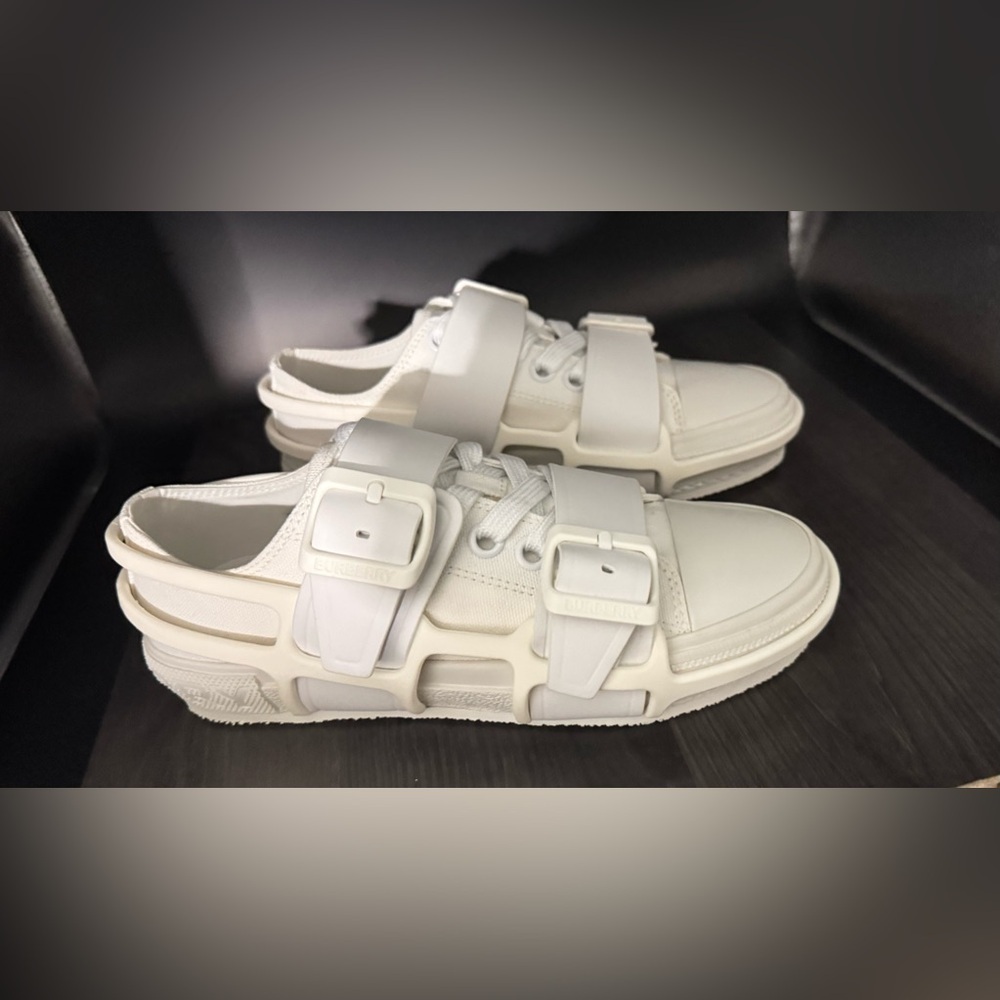 BURBERRY
White Canvas Sneakers
NWT | EU 35 - Picture 3 of 16